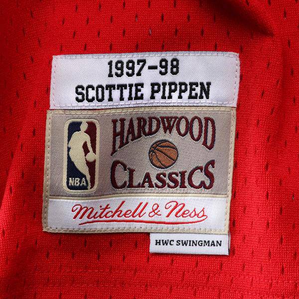 Mens Chicago Bulls Scottie Pippen Mitchell & Ness Red 1997-98 Hardwood Classics Swingman Jersey